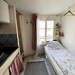 Cute Marais Private Studio For 2